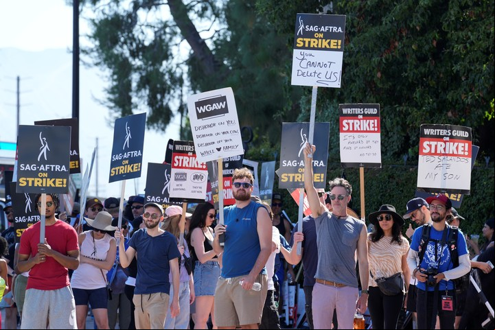 Actores y guionistas protestaron frente a los estudios Disney en Burbank, California.
Foto: AP /Chris Pizzello.
