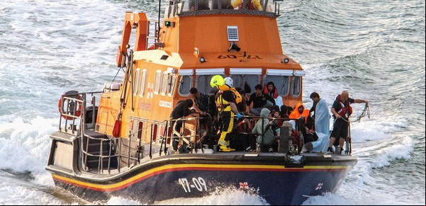 Naufragio de migrantes en el Canal de la Mancha: seis muertos y búsqueda desesperada por los que desparecieron en el mar