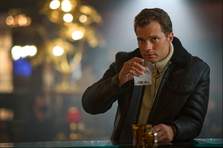 Jamie Dornan ("Cincuenta sombras de Grey") es Parker, agente del MI6 que está detrás del personaje de Gadot.
