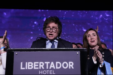 Vuelve el debate por la dolarización: qué significa, por qué es una 'cirugía mayor' y qué dicen cerca de Javier Milei