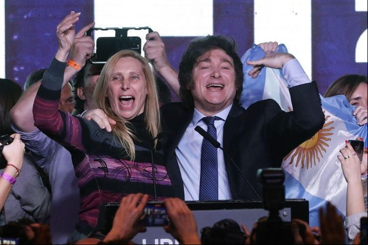 Karina y Javier Milei, tras el triunfo (Foto ALEJANDRO PAGNI / AFP)