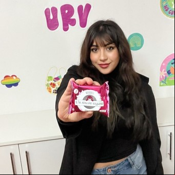 A los 19 años creó el primer alfajor vegano del país y hoy vende un millón por año
