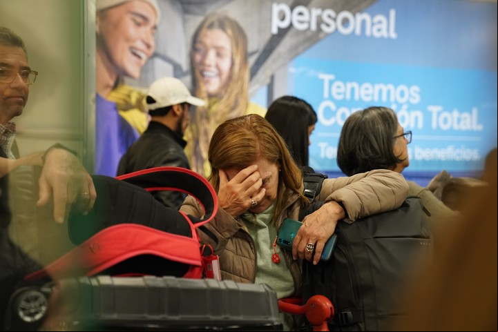 Algunos pasajeros pasaron la noche en la terminal a la espera de respuestas. Foto: Maxi Failla