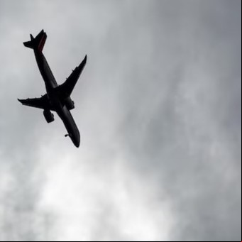 En seis minutos un avión de pasajeros cayó 5.700 metros en pleno vuelo
