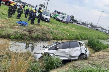 Tragedia en la Autopista Buenos Aires-La Plata: murió una joven de 19 años luego de que el auto en el que viajaba volcara y terminara en un zanjón