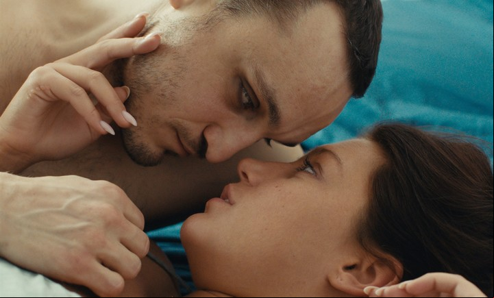 Tomas, el bisexual narcisista, casado con un hombre, que se enamora de Agathe. Foto Maco Cine / MUBI