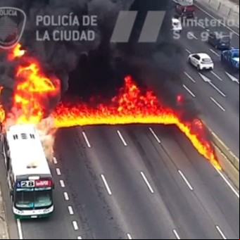 Video: espectacular incendio de un colectivo en General Paz