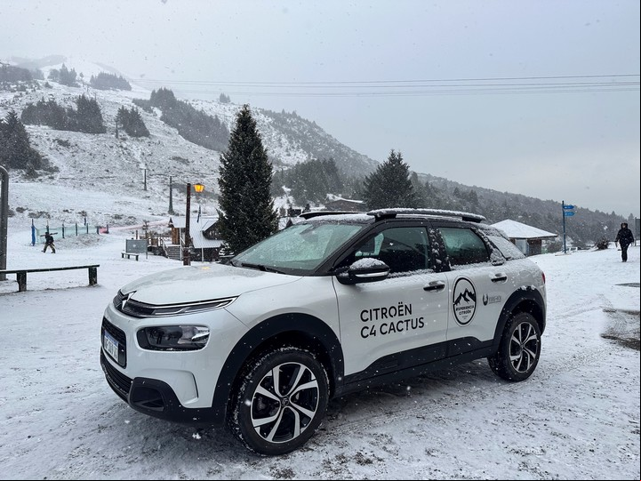 El Citroën C4 Cactus, uno de los modelos exhibidos en el Cerro Catedral, que se destaca por su tecnología (Foto: Juan Cruz Rabaglia)