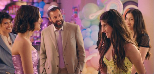 En Netflix Adam Sandler trabajó con toda su familia en No estás invitada a mi bat mitzvá