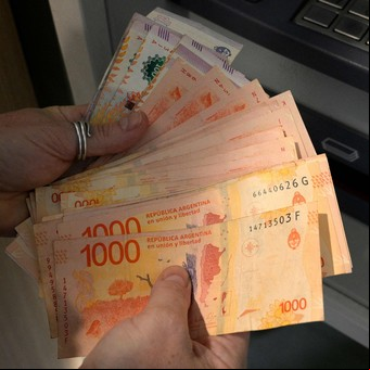 Cuidar los pesos: cuál es la inversión que te permite ganar en dólares y evitar que tu dinero pierda valor