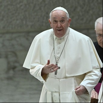El Papa criticó la difusión de noticias falsas y dijo que el periodismo tiene cuatro pecados: "El primero es la desinformación"
