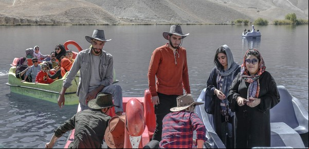 Los talibán ahora prohíben a las mujeres estudiar en el exterior y visitar un famoso parque nacional