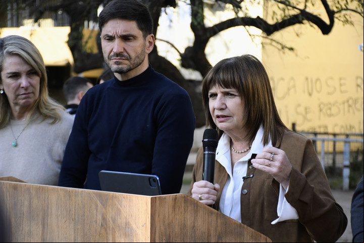 Patricia Bullrcih junto Maximiliano Pullaro y Pablo Javkin en agosto pasado durante una visita de la candidata a presidente a la provincia. Foto Juan José García.