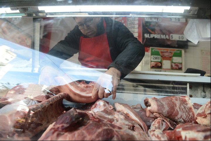 Los carniceros dice que la gente lleva los mismos cortes pero menos cantidad. Foto: Luciano Thieberger