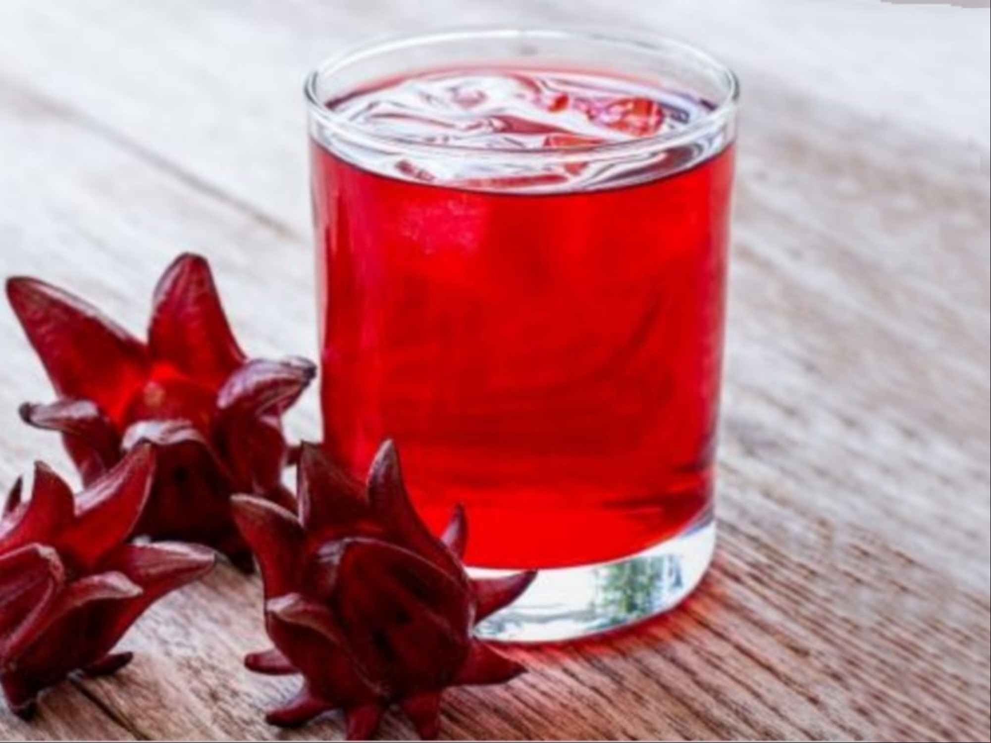 El agua de Jamaica es la versión fría y refrescante del té.