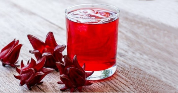 El agua de Jamaica, fría o en infusión, ayuda a equilibra el metabolismo, a reducir la presión arterial y cuidar el corazón.