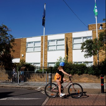 Afirman que cientos de escuelas en el Reino Unido están en riesgo de colapsar justo cuando los chicos vuelven al aula