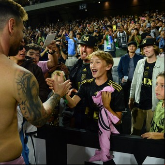El afectuoso abrazo que Lionel Messi le dio en Los Ángeles a un Owen Wilson “emocionado como un niño en navidad” 