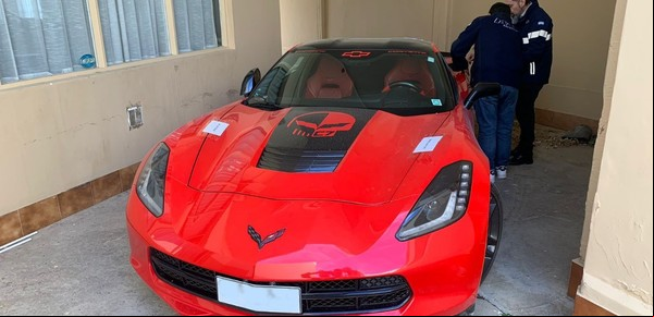 Un Corvette y un BMW, los autos de lujo valuados en casi $ 50 millones incautados por importaciones irregulares