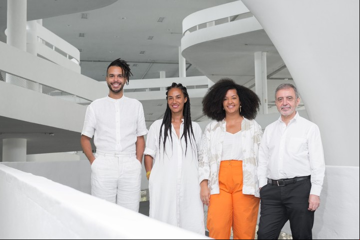 El equipo curatorial. Con el antropólogo Hélio Menezes (Brasil), la escritora Grada Kilomba (Portugal),
la curadora Diane Lima (Brasil) y Manuel Borja-Villel (España).