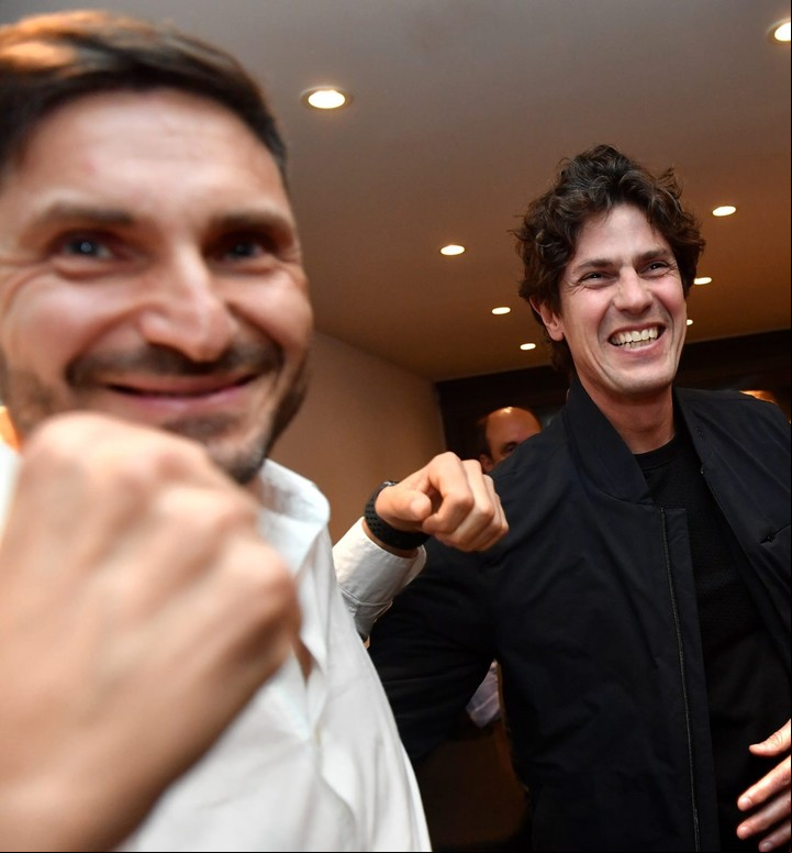 Maximiliano Pullaro y Martín Lousteau festejan en el búnker del santafesino en Rosario.