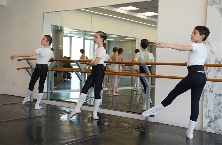 En puntas de pie. Los chicos y las chicas de la Escuela de danza, en pleno entrenamiento. Foto: Guillermo Rodríguez Adami