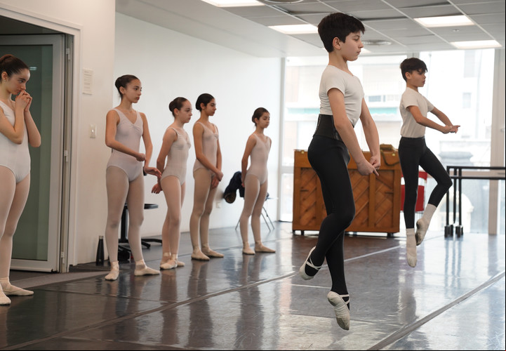 En el aire. La escuela de danza del Colón los prepara para bailar cualquier tipo de género. Foto Guillermo Rodríguez Adami