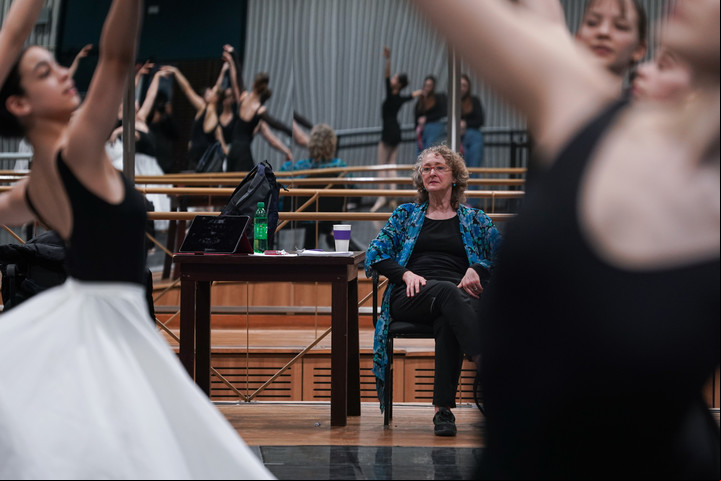 Sabrina Streiff y sus alumnos, una linda postal de la Escuela de danza del Teatro Colón. Foto Juano Tesone