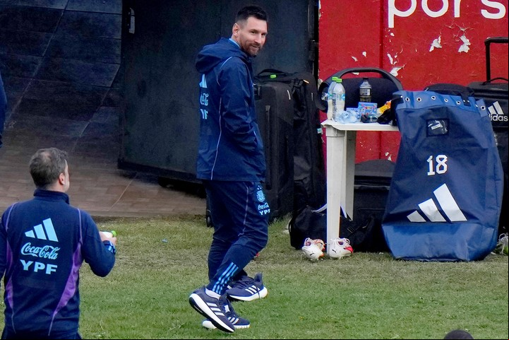 Messi, en la práctica de la Selección este lunes en La Paz. (AP)