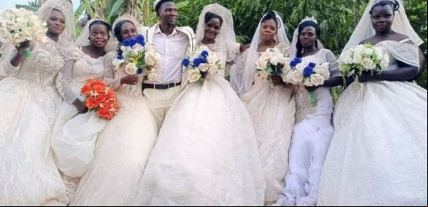 Tiene 43 años y se casó con 7 mujeres el mismo día