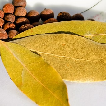 Té de laurel y canela: para qué sirve, sus beneficios y cómo prepararlo