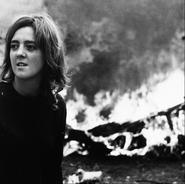 Marta Minujín, de la serie La destrucción, 1963, en la que destruye con fuego toda la obra realizada
durante su residencia en París.