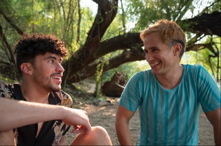 Bad Bunny y Gael García Bernal en el filme, antes del beso. Fotos Prime Video