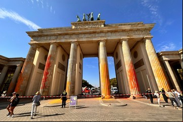 Vandalizaron con pintura la Puerta de Brandeburgo en la capital de Alemania: 14 detenidos