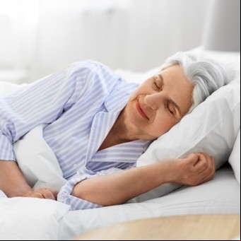 Cuántas horas debe dormir un adulto mayor de 70 años