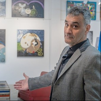 De empresario inmobiliario a artista que pinta las canciones que sabemos todos