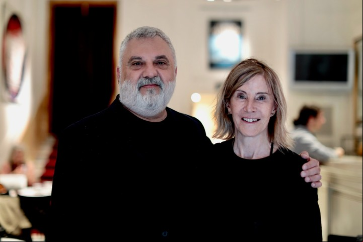 El director Alejandro Tantanian y la escritora María Negroni, minutos antes del estreno de El corazón del daño en el Teatro Español de Madrid.
Foto: Cézaro De Luca