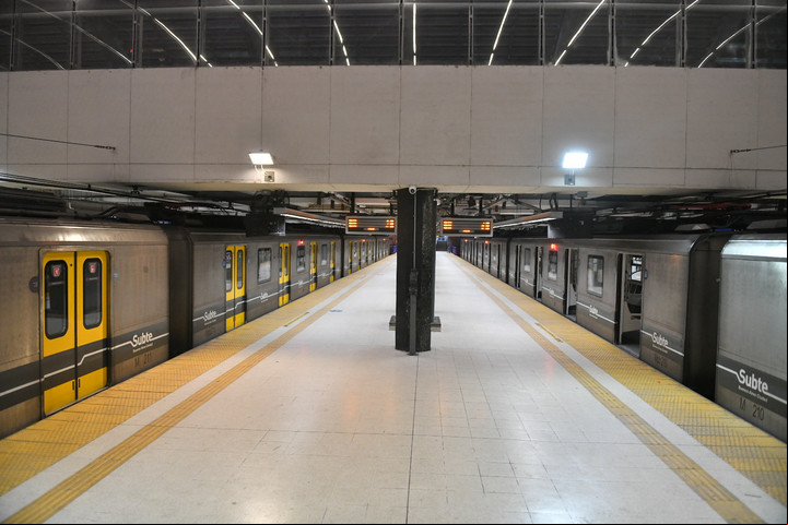 Andenes vacíos por el paro de subtes. Foto: Enrique García Medina