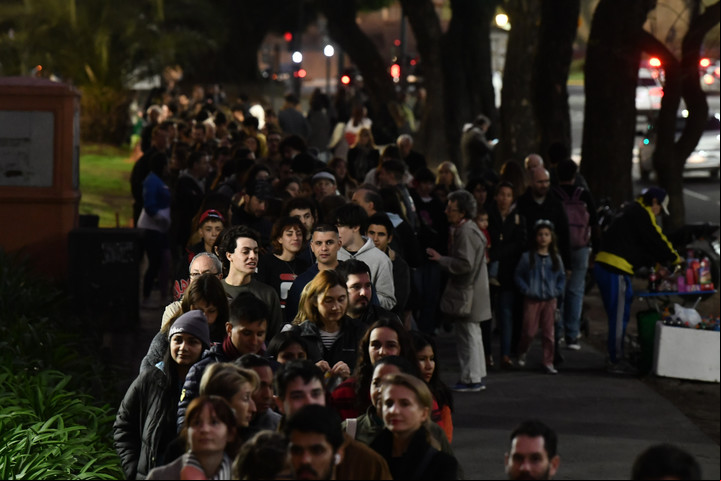 Fila para entrar al Bellas Artes en la edición 2022 de la Noche de los Museos. Foto: Federico Imas
