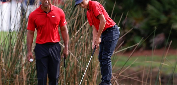 La nueva faceta de Tiger Woods: caddie de su hijo Charlie en un torneo júnior