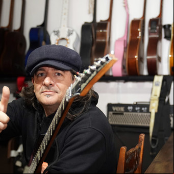 La historia del guitarrista tapado de Lomas de Zamora que les arma las bandas a las estrellas de rock internacionales