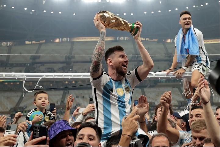 Lionel Messi al salir campeón del Mundial de Fútbol Qatar 2022. Foto: EFE/ Juan Ignacio Roncoroni.