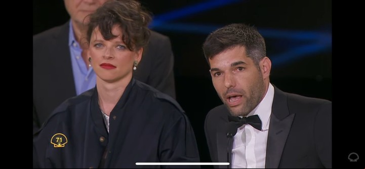 Benjamin Naishtat Maria Alche con su prmio al film "Puan" en el festival de San Sebastian.