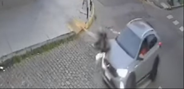 Video: un hombre atropelló a una enfermera, la subió a la vereda, le prometió que iba a buscar ayuda y escapó