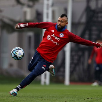 Arturo Vidal ya tira paredes con Riquelme y hasta hizo una promesa si se concreta su llegada a Boca