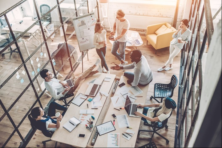Cada vez hay más productos y startups en desarrollo que compiten por contratar programadores. Foto: Shutterstock.