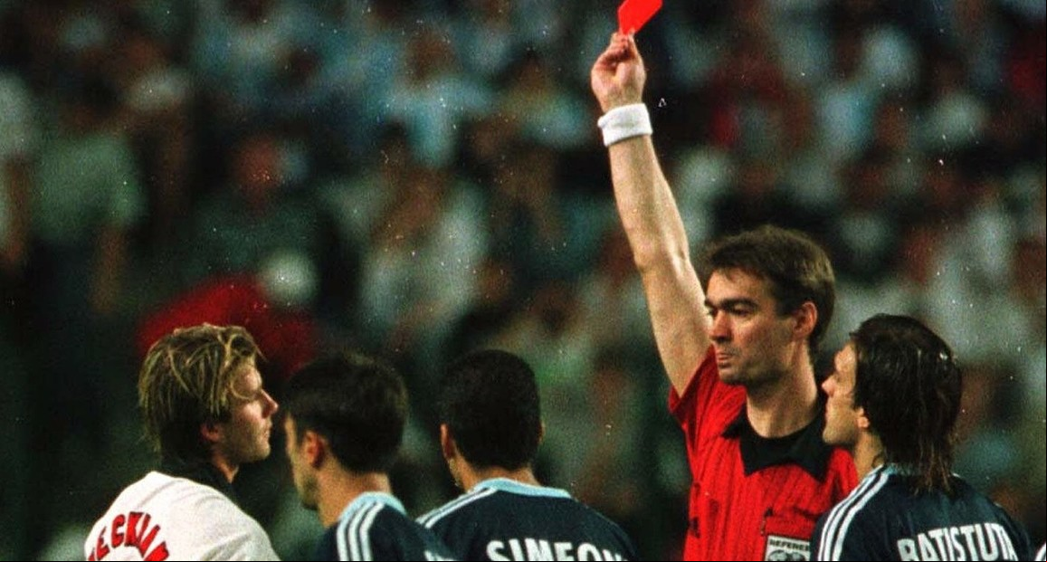 El calvario de David Beckham, tras ser expulsado con Argentina en Francia 98: amenazas, escupidas y el mayor dolor de sus padres