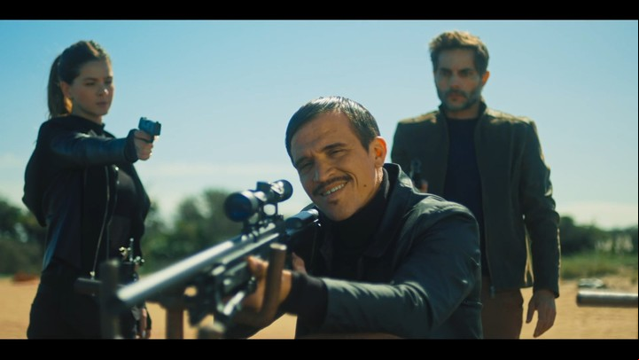 En la película hay romance, tiros y acción.