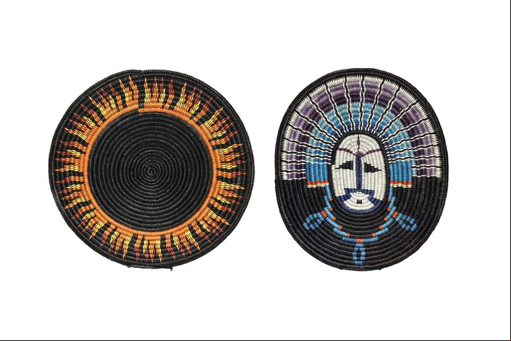 Las imágenes muestran cestas con un eclipse y la luna de la artista navaja Elsie Holiday. (Raven Makes Gallery vía The New York Times)