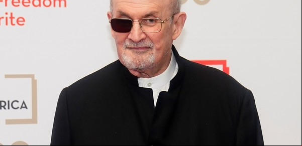 Salman Rushdie concurrió casi de incógnito a recibir un premio en Nueva York
